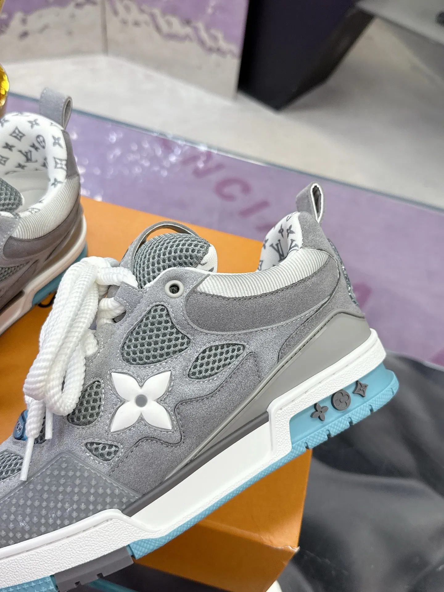 Factory price: 760💰 𝙇𝙑 𝟐𝟎𝟐5 𝐒𝐒 𝐧𝐞𝐰 Officially synchronized new colors💗 Louis Vuitton catwalk skateboard shoes are a hit, LOUIS VUITTON Trainer is undoubtedly one of the most successful Sneakers launched by luxury brands, but the pace of exploration will not stop. LOUISVUITTON will also bring a new series of skateboard shoes in the spring of 2025. The new series in the picture returns to the 90s Chunky Skate Shoes look and feel. The uppers are made of leather and mesh. The fat silhouette and thick shoelaces are very eye-catching. It is expected to have quite a few colors like the Trainer. Judging from the previous DIOR show skate shoes, this chunky style may be even stronger next year.  💎 LV small bread series LV bread shoe series 😘 Couple model Size: Female 35-40 Male 39-44, customized 45, 46